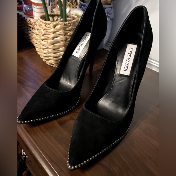 New* Steve Madden Stellar black Suede studded Pumps - Picture 3 of 6